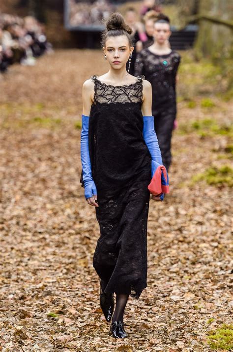 défilé chanel grand palais mars 2019|Chanel transforme le Grand Palais en forêt pour son dernier défilé.